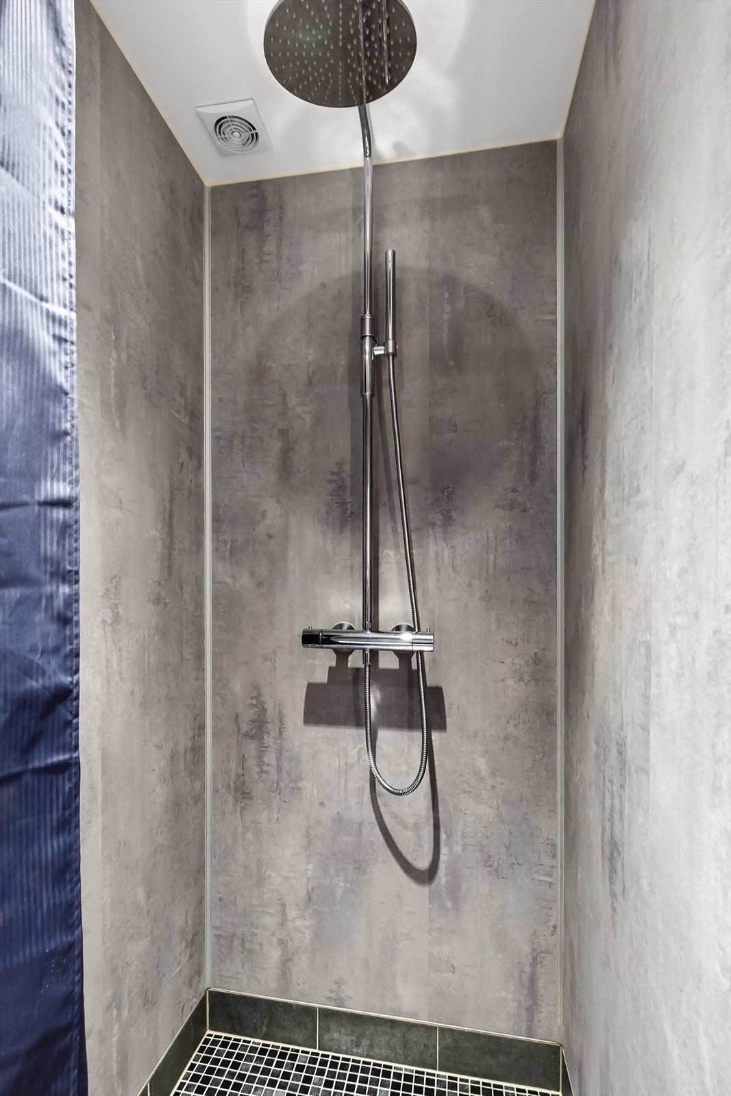 Dusjsone med regn og hånddusj. Galleribilde