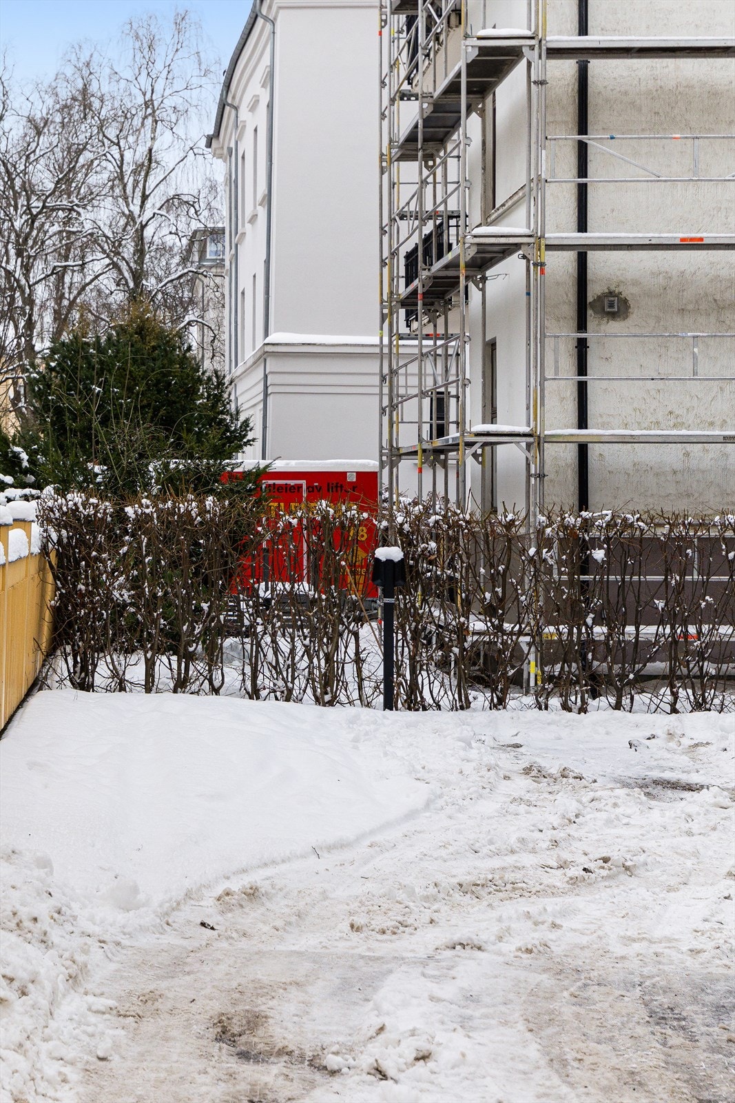 Leiligheten har vedtekstfestet bruksrett til parkeringsplass og disponerer plass på enden i dag. Det er etablert lader for elbil. Galleribilde