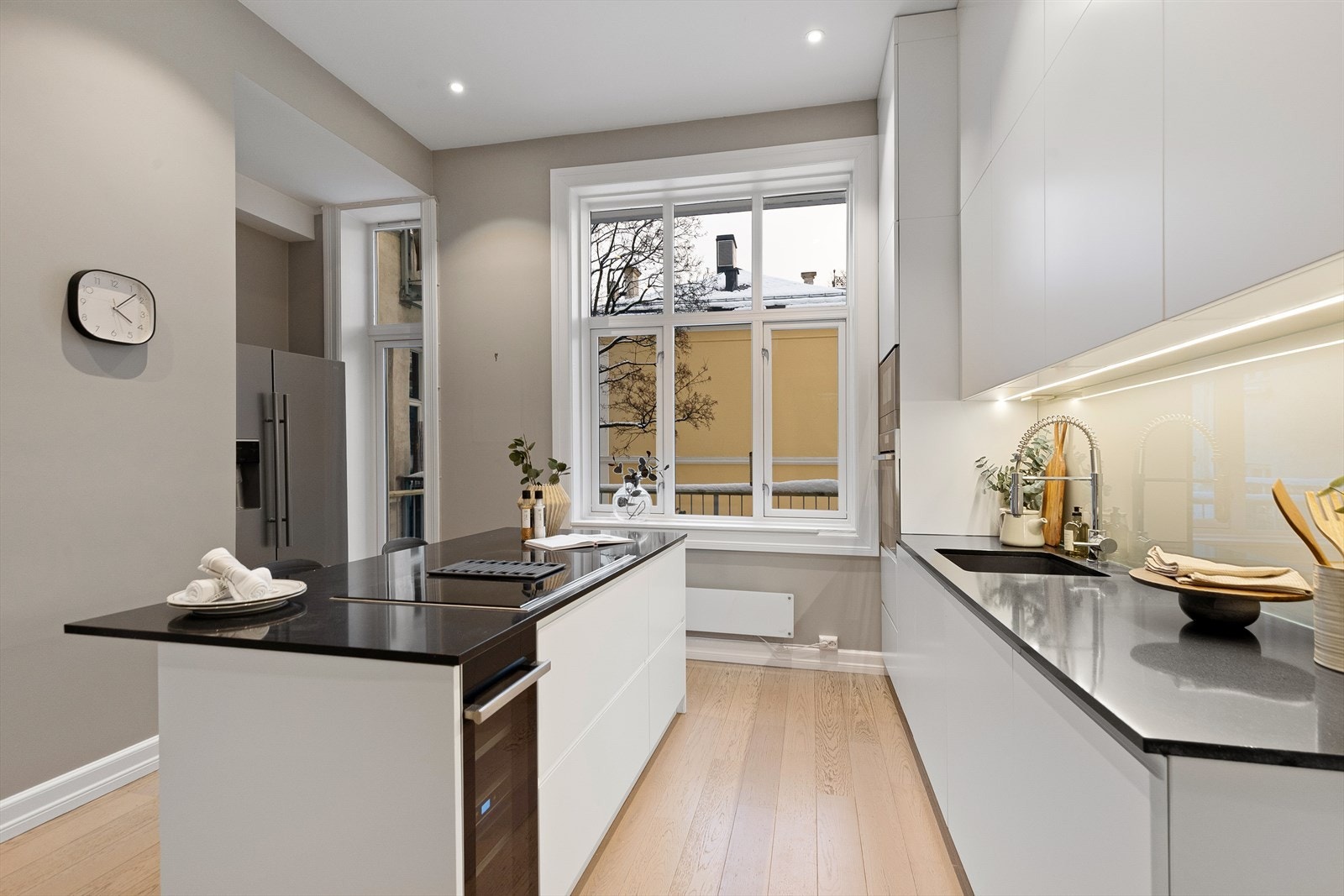 Utgang til balkong mot bakgård med morgen- og formiddagssol. Galleribilde