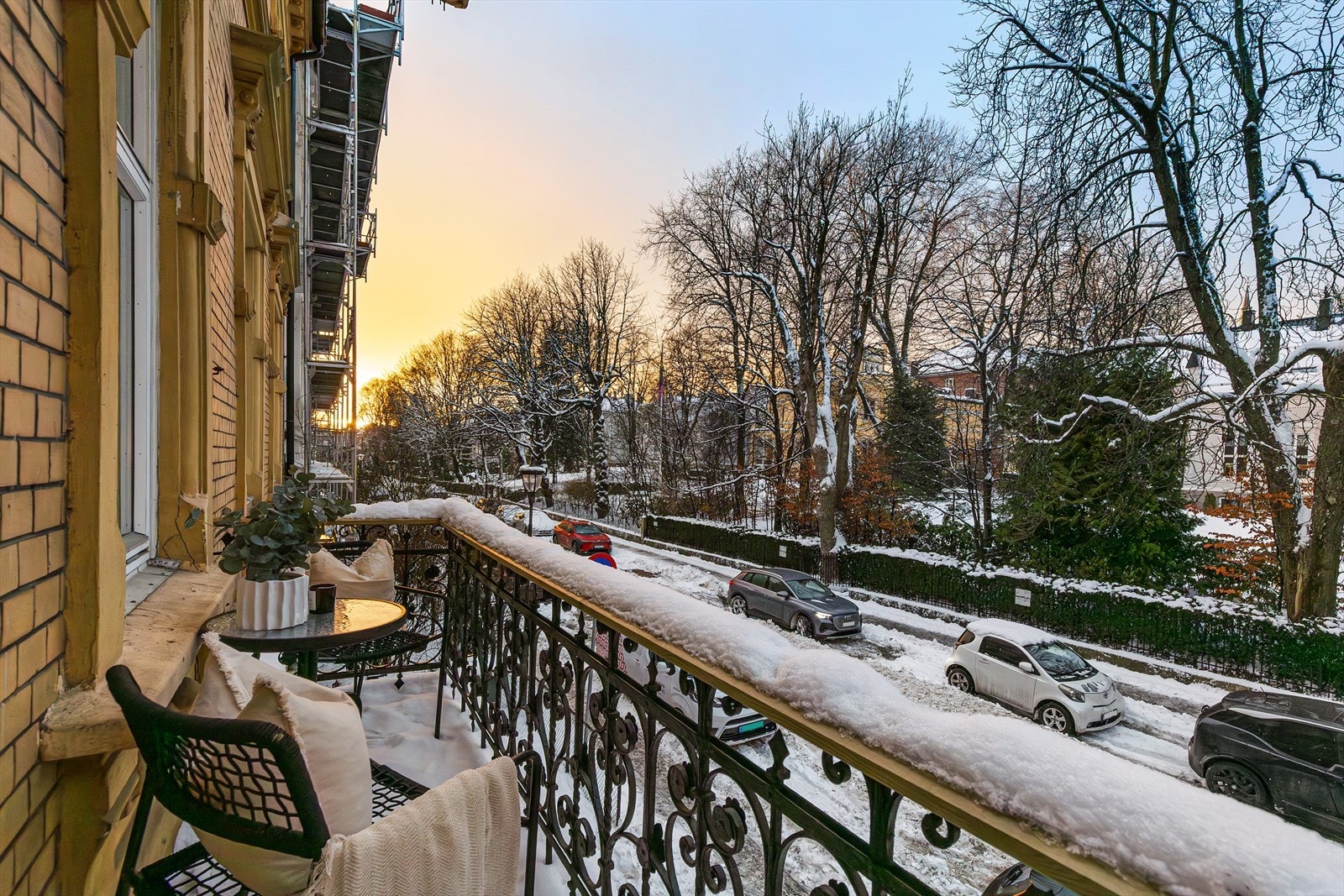Solrik balkong vendt mot Inkognitogata med flott ettermiddagssol. Galleribilde