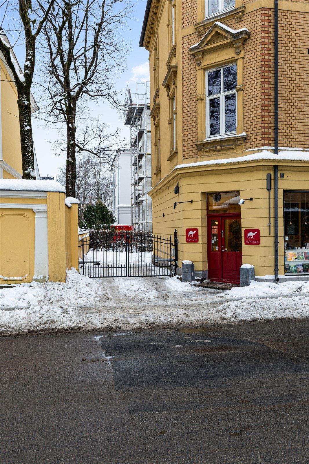 Port med elektrisk styring. Innkjøringen er bred og det er plass til å kjøre inn med SUV. Galleribilde