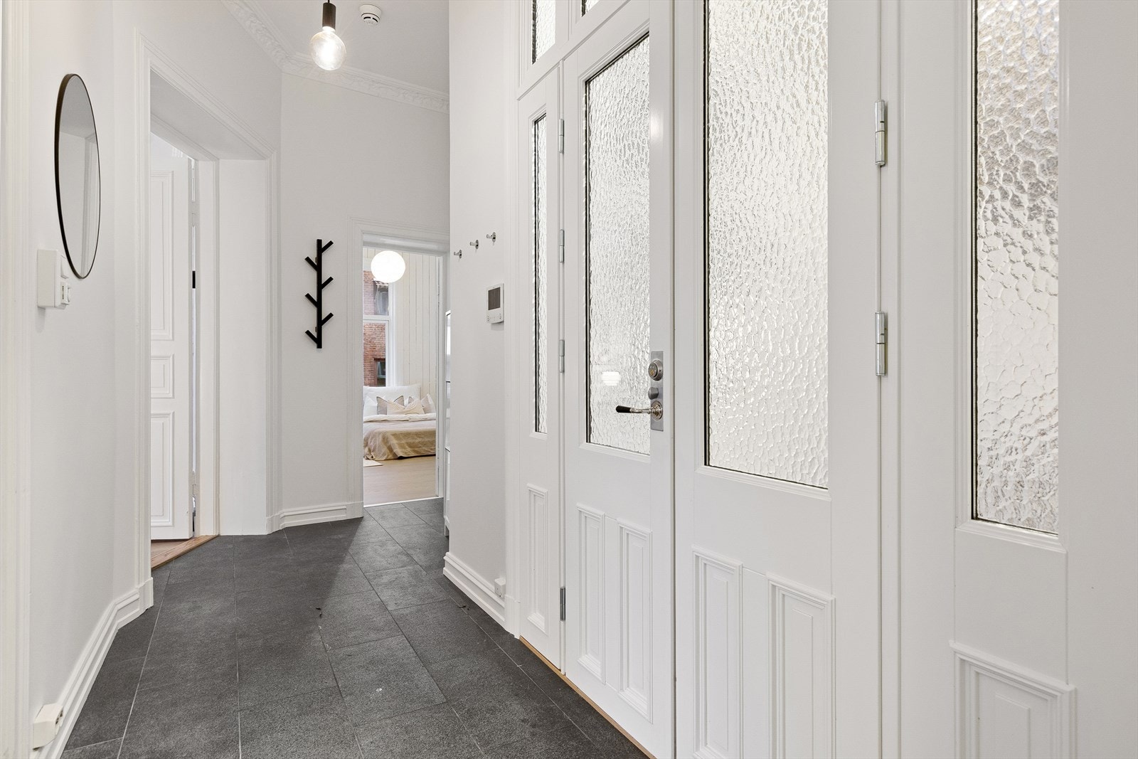 Entré. Inngangsdør og feltene rundt er byttet til branndør. Galleribilde