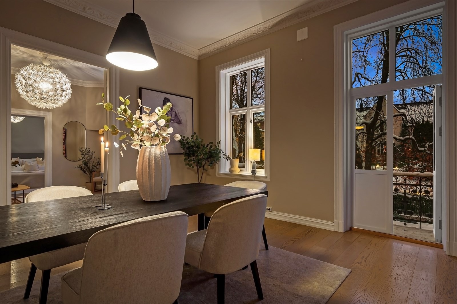 Det er utgang til balkong på ca 4,5 kvm med ettermiddagssol. Galleribilde