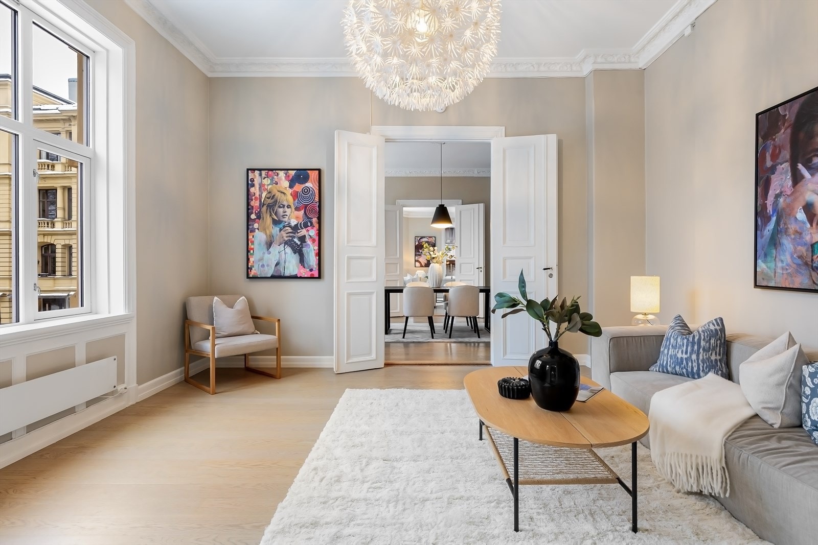 TV-stuen er romslig med god plass til sofagruppe og tilhørende møblement. Galleribilde