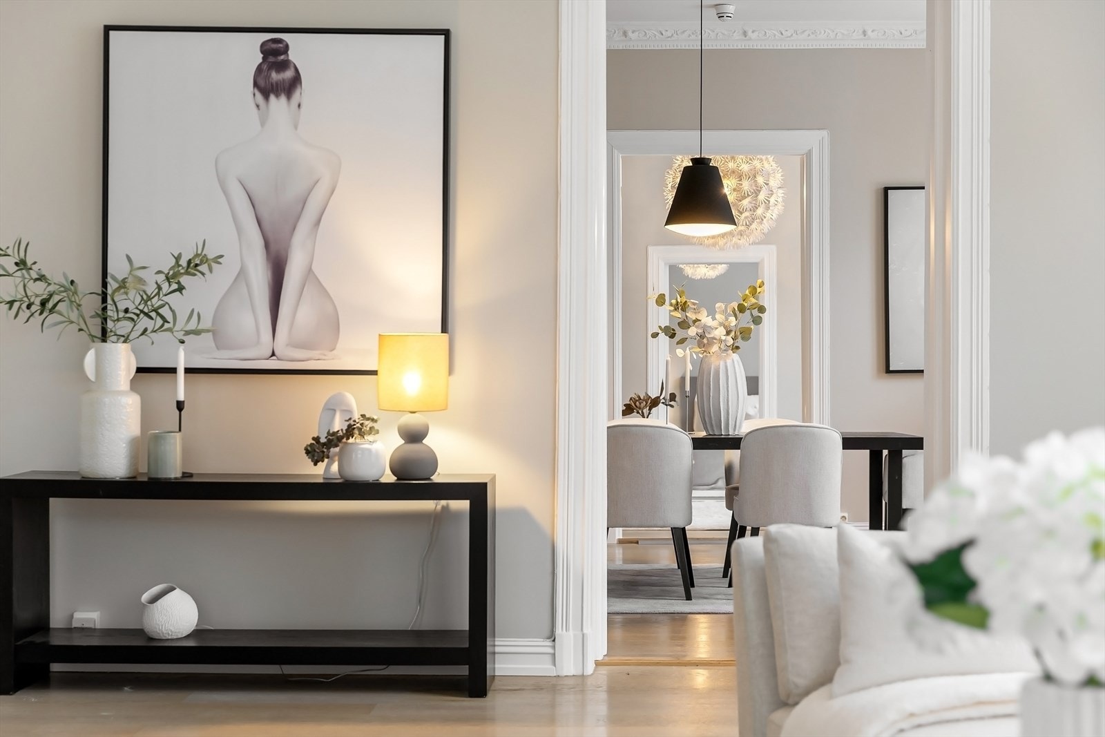 Leiligheten er svært praktisk med 3 store stuer, separat kjøkken, 3 soverom, 2 bad og 2 balkonger. Galleribilde