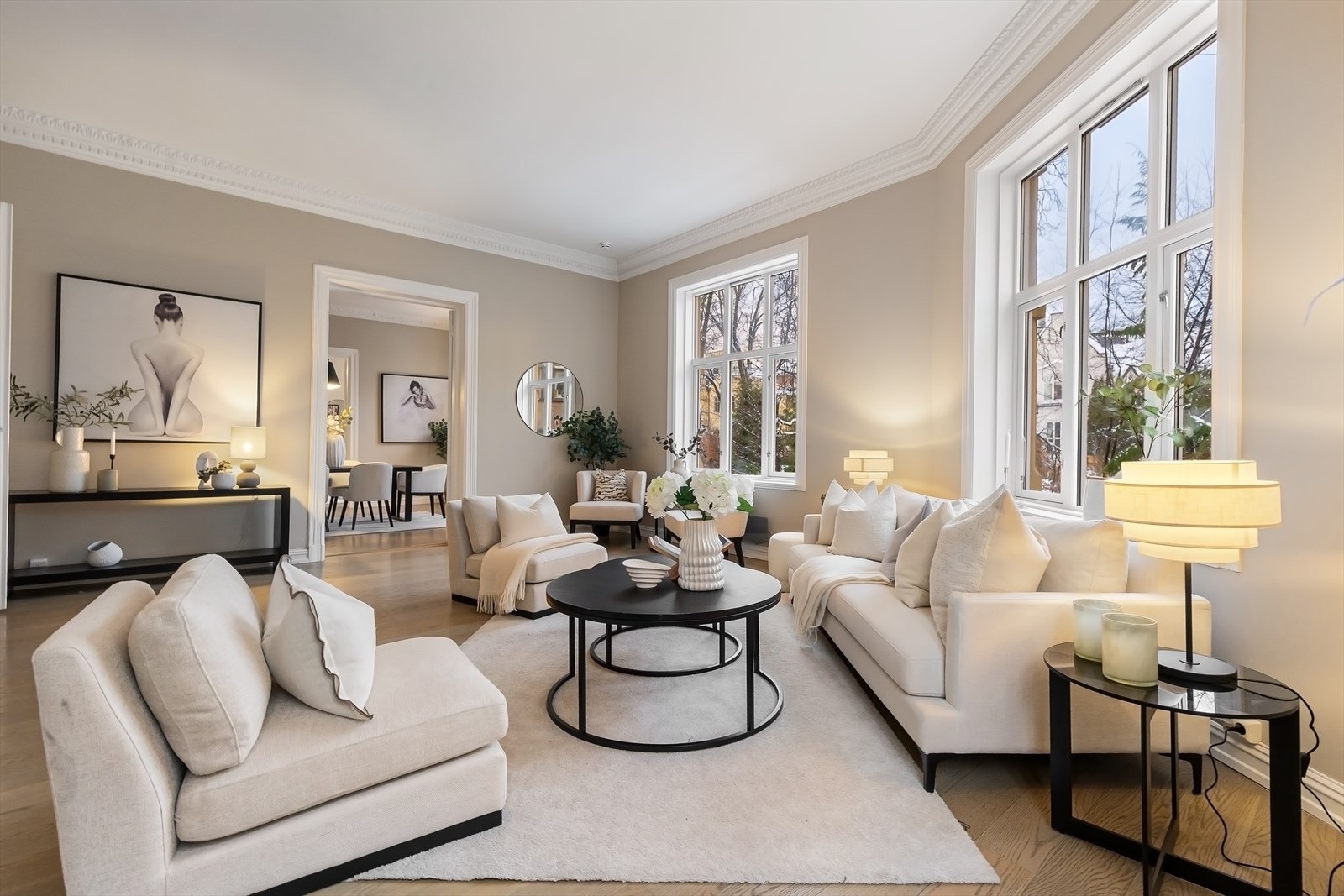 En stor (166 kvm) og klassisk 6-roms hjørneleilighet med svært attraktiv beliggenhet i representativt område rett bak slottet. Galleribilde