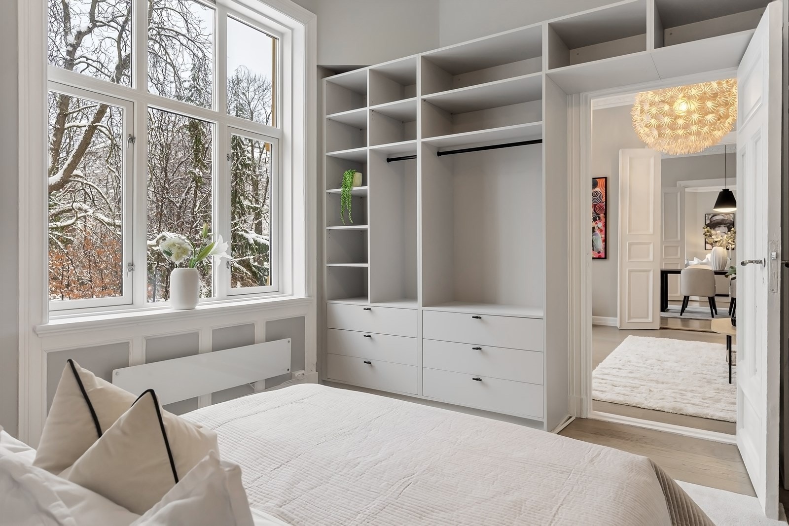 Det er god plass til dobbeltseng og tilhørende møblement. Galleribilde