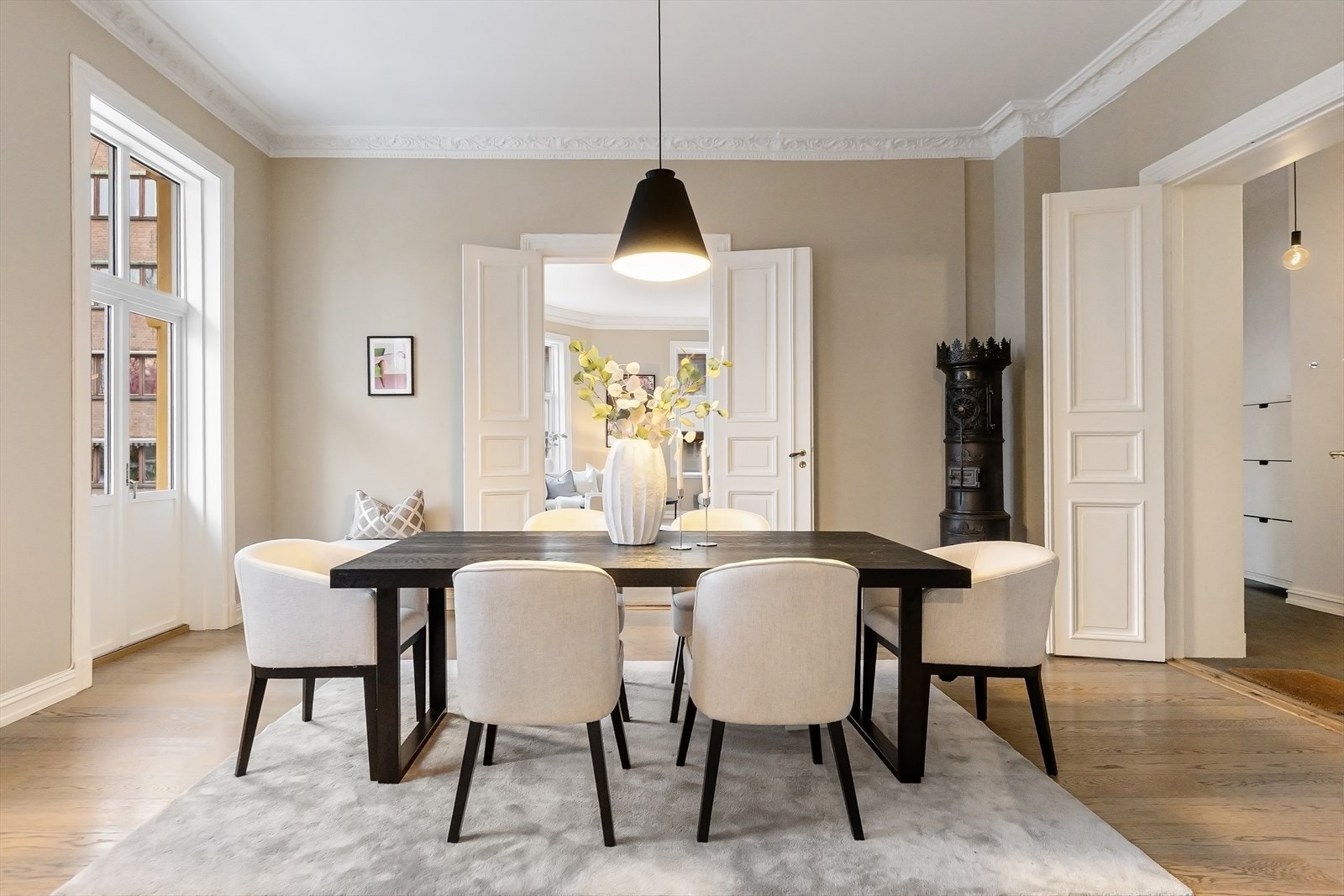Romslig spisestue med klassiske detaljer og generøs takhøyde. Galleribilde