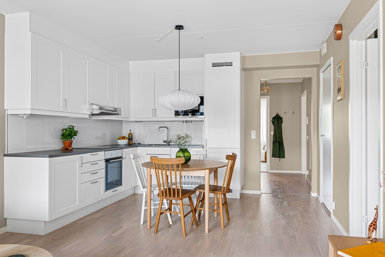 Stilrent kjøkken fra Marbodal med glatte fronter og laminat benkeplate. Galleribilde