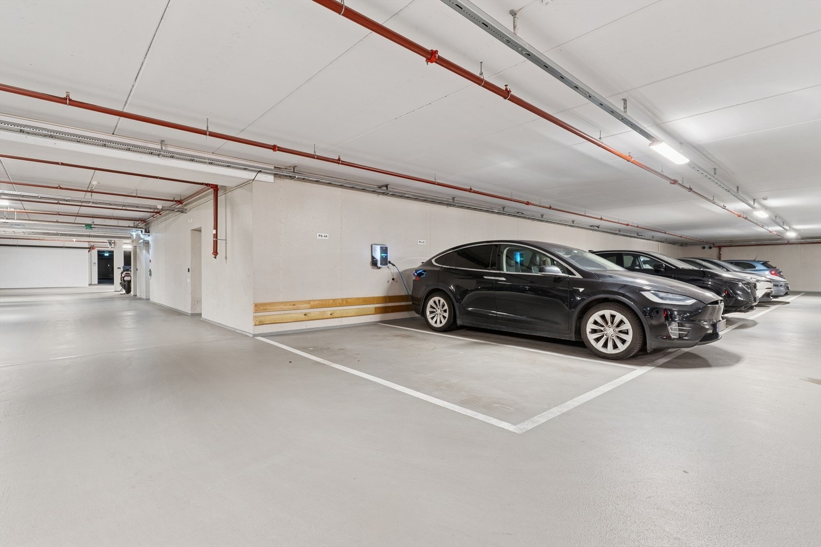 Det medfølger en garasjeplass med elbil lader i felles garasjeanlegg. Heis kan tas rett ned fra oppgangen. Galleribilde