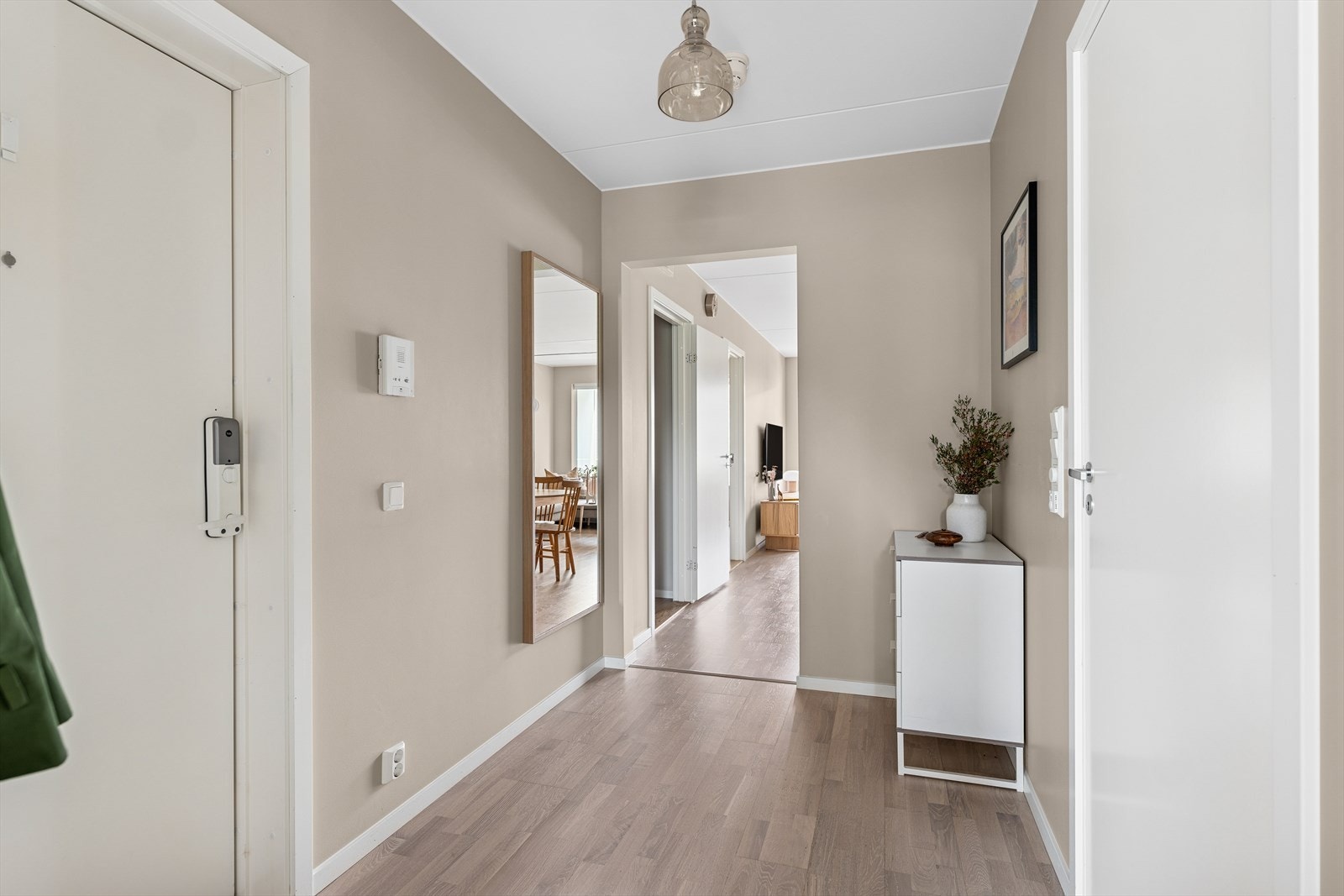 Innbydende og romslig entré hvor du raskt legger merke til leilighetens høye standard straks man trer over dørterskelen. Galleribilde