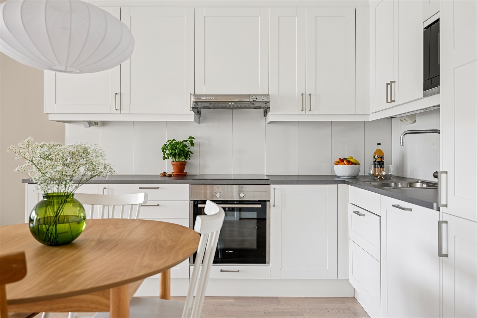 Kjøkkenet er utstyrt med integrerte hvitevarer: stekeovn, platetopp, mikrobølgeovn, oppvaskmaskin og kjøleskap med fryser. Galleribilde