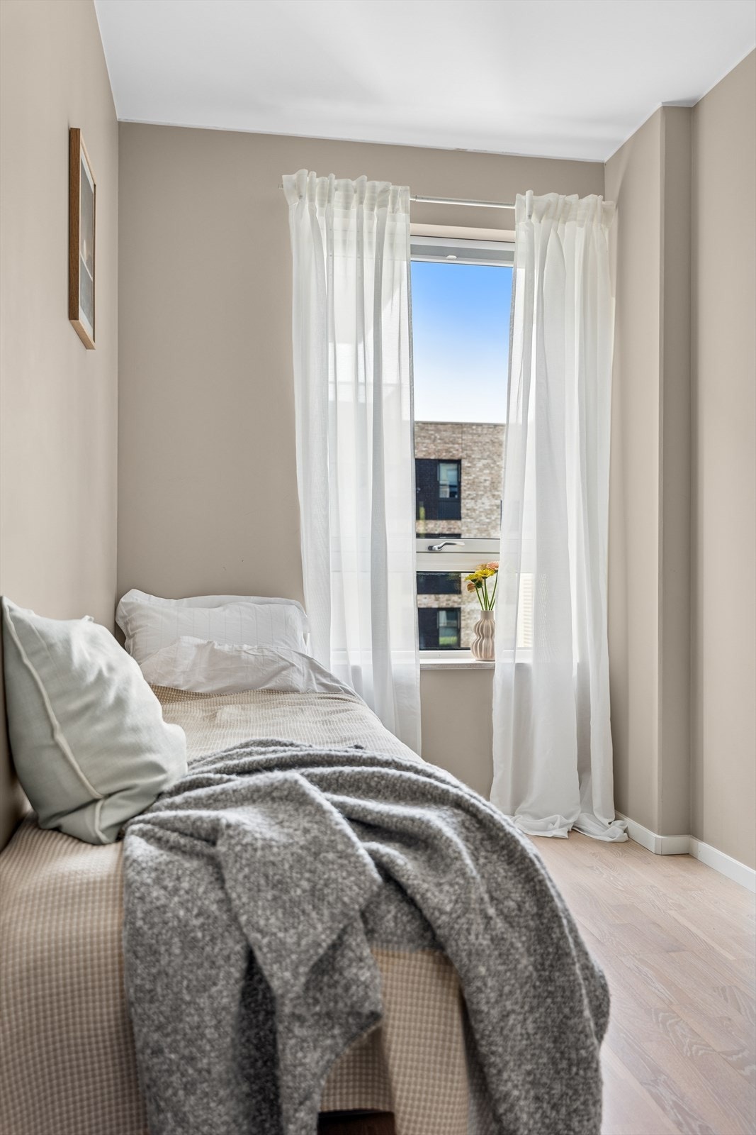 Soveromsvindu med godt lysinnslipp og utsyn mot rolige omgivelser. Galleribilde