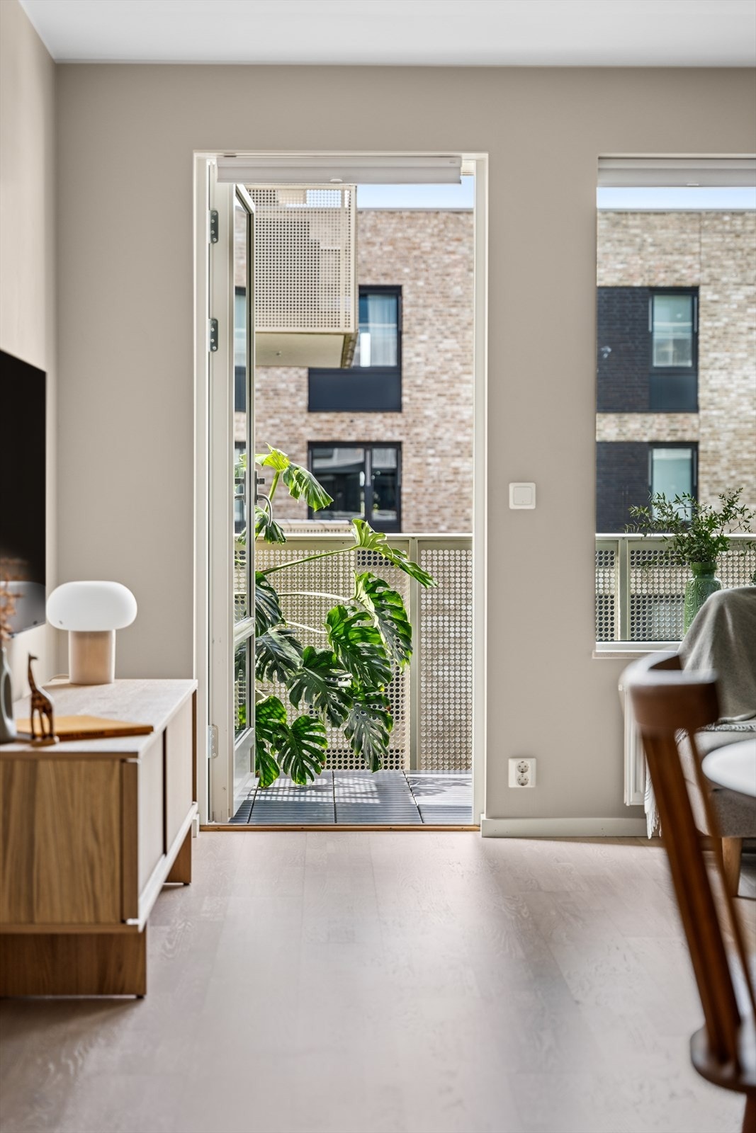 Fra stuen er det utgang til den solrike balkongen. Galleribilde