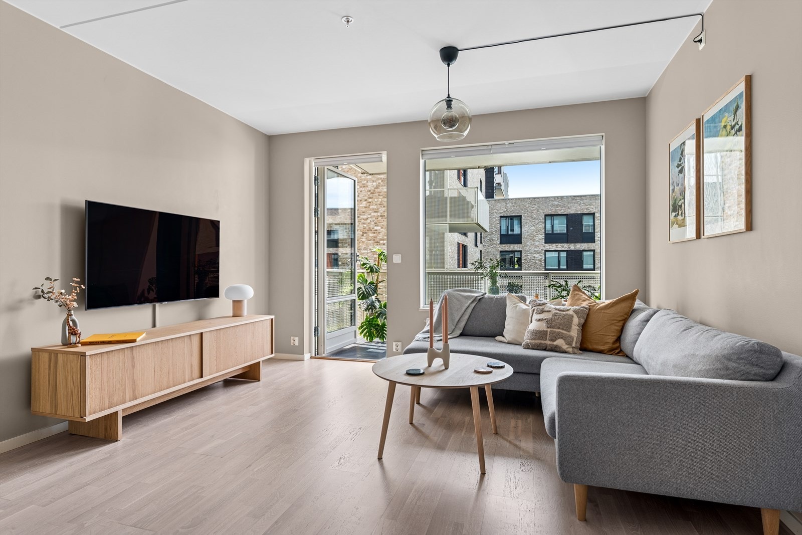 Delikat stue med sparklet og malt himling som gir et rent uttrykk. Galleribilde