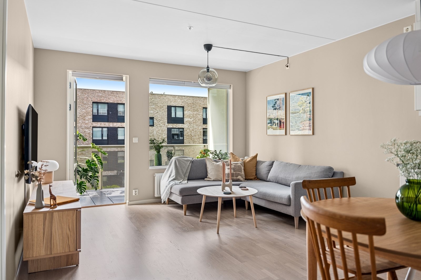 Stuen har god plass til både sofagruppe og spisebord. Galleribilde