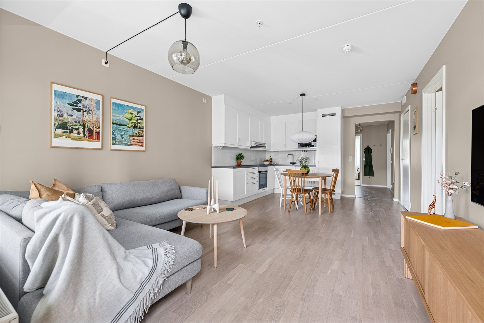 Stuen har gode møbleringsmuligheter og en åpen, moderne planløsning. Galleribilde