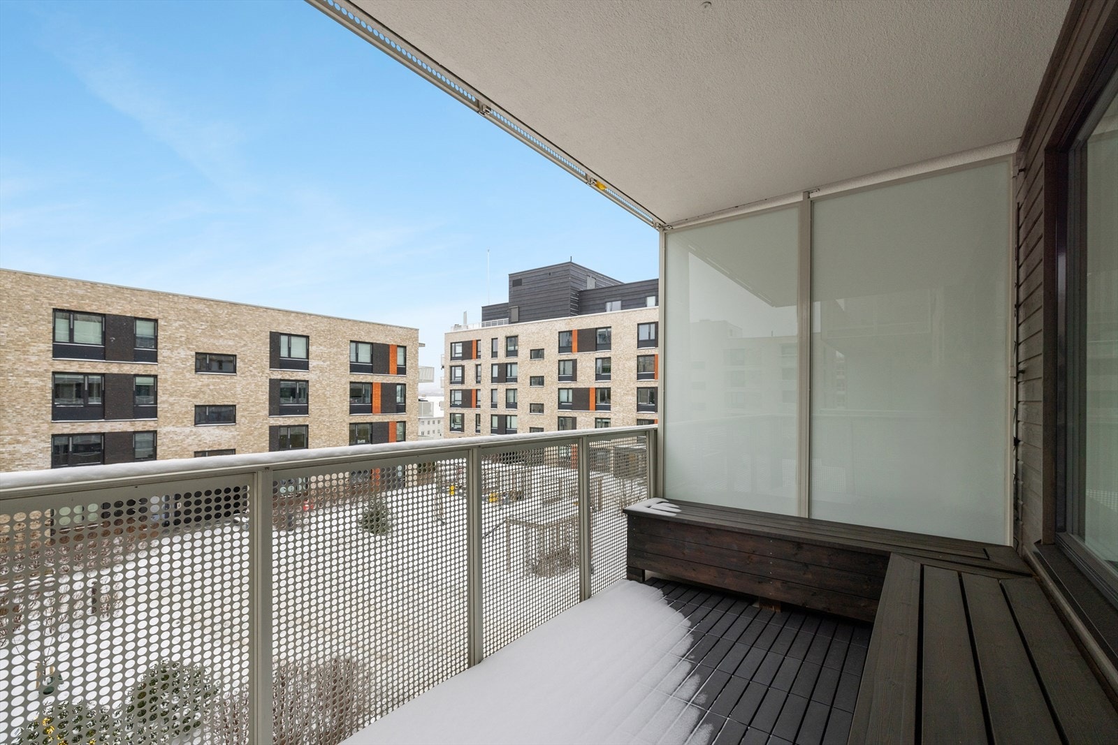 Stor og usjenert balkong med plass til sittegruppe og ønskelig møblement Galleribilde