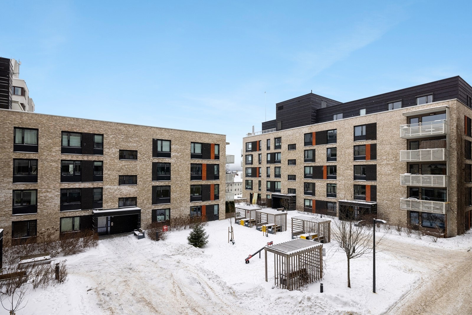 Trivelig uteområde med lekeplass - perfekt for både små og store. Galleribilde