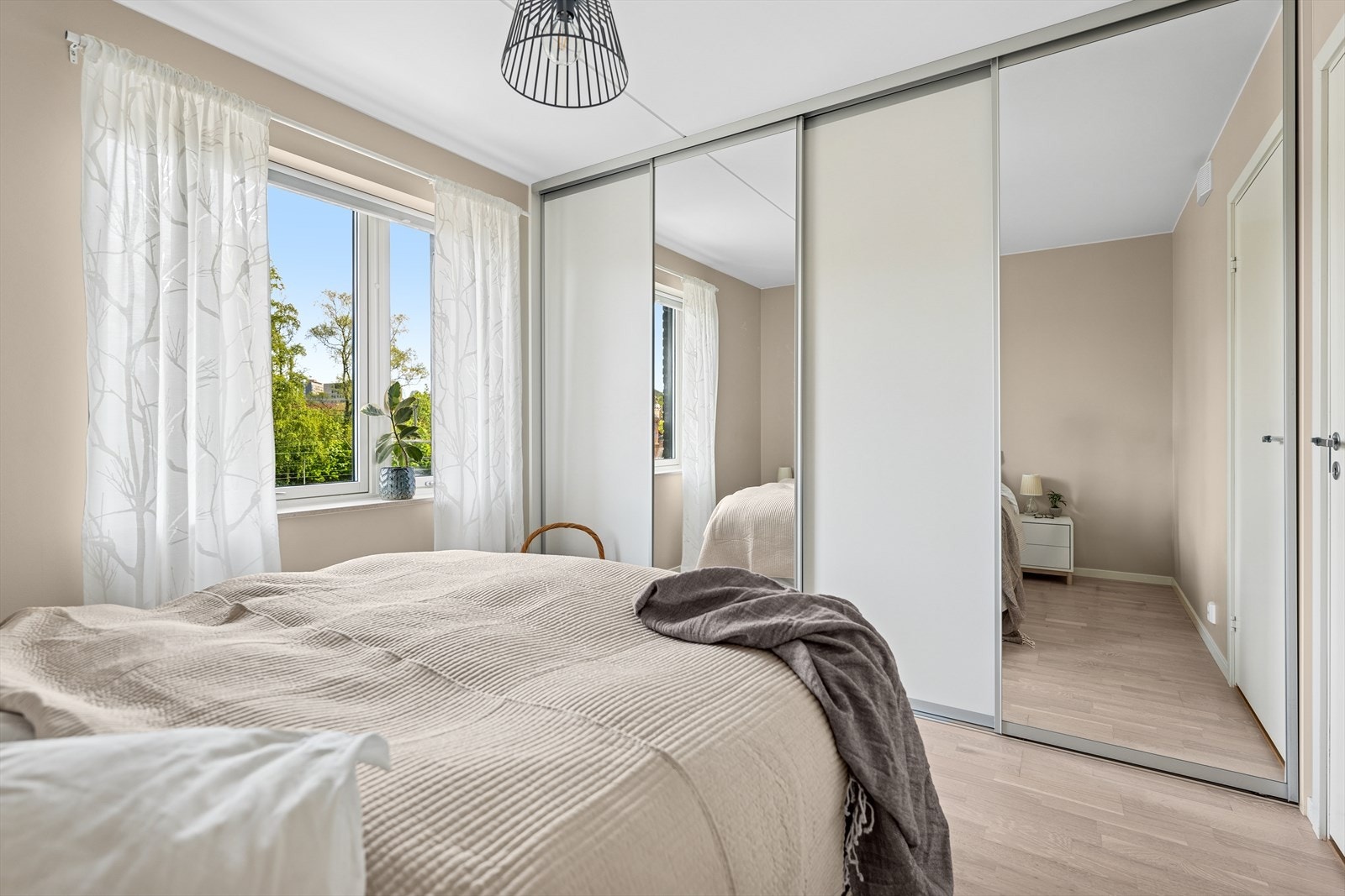 Romslig hovedsoverom med skyvedørsgarderobe med speilfronter og rikelig med oppbevaringsplass. Galleribilde