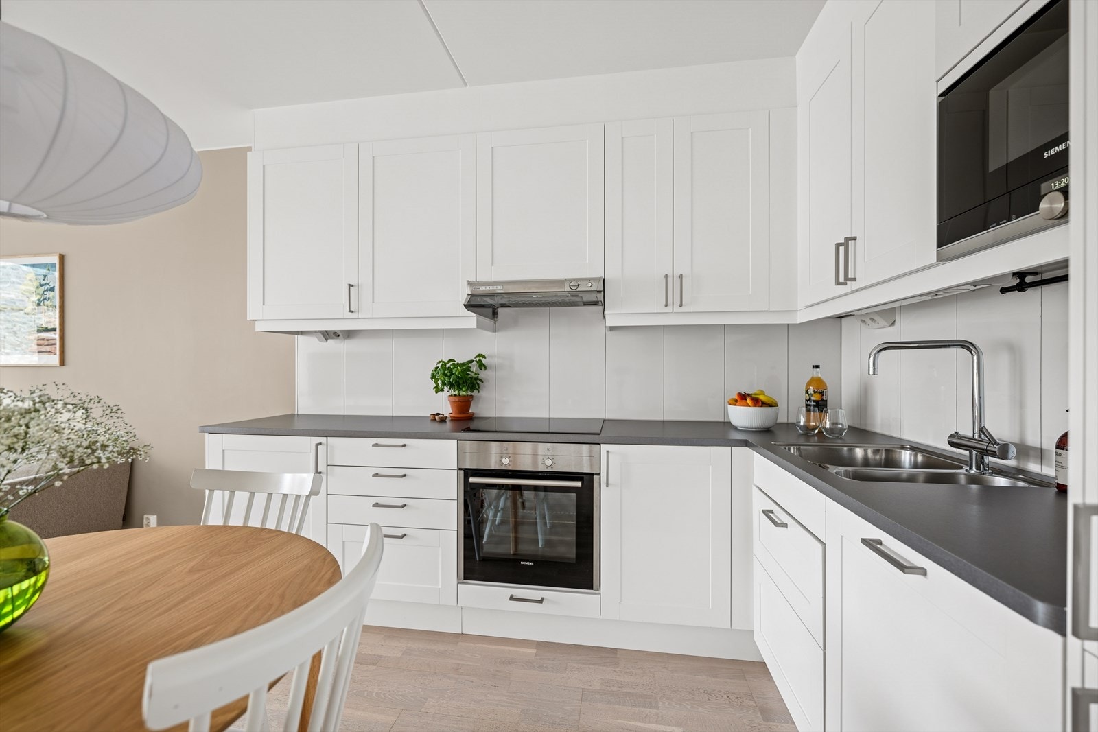 Praktisk kjøkken med nedfelt kum i rustfritt stål og god skap og benkeplass. Galleribilde