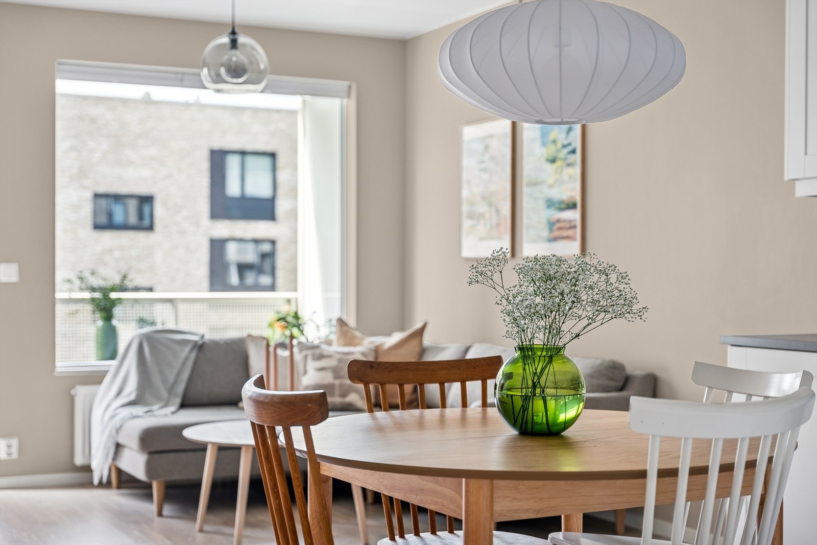 Leiligheten er som skapt for å holde selskap, og her er det bare å glede seg til hyggelige kvelder med venner og familie! Galleribilde