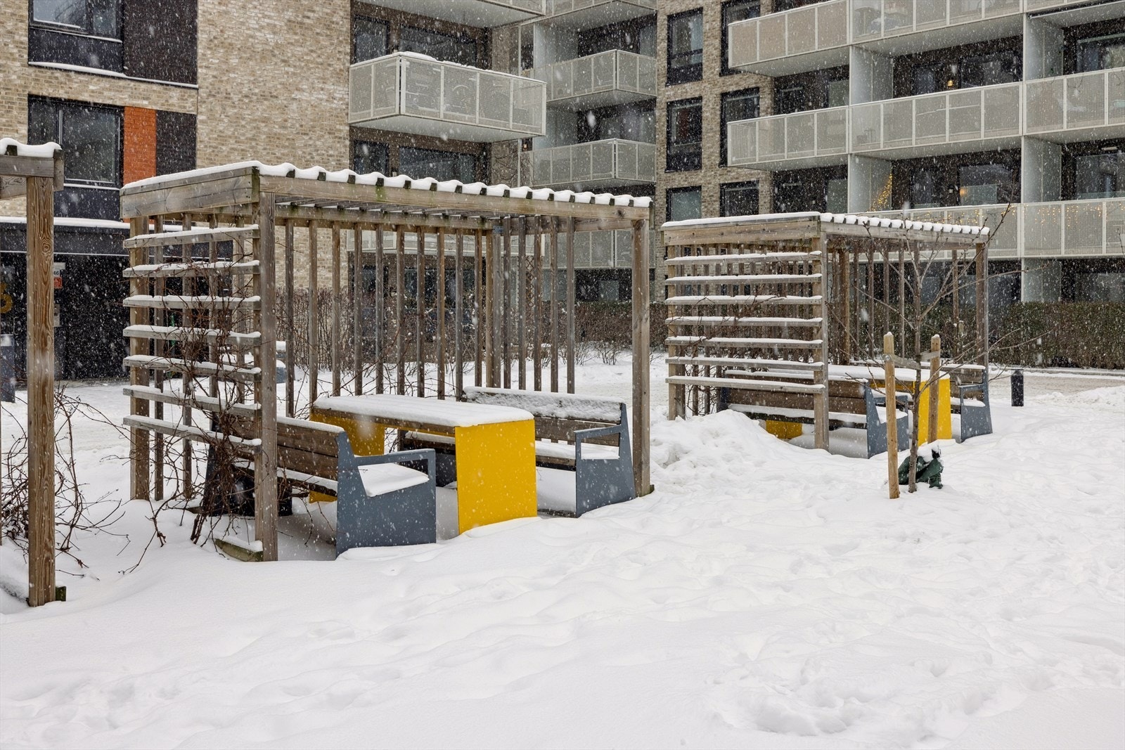 God plass for sosialisering på borettslagets fellesområde. Galleribilde