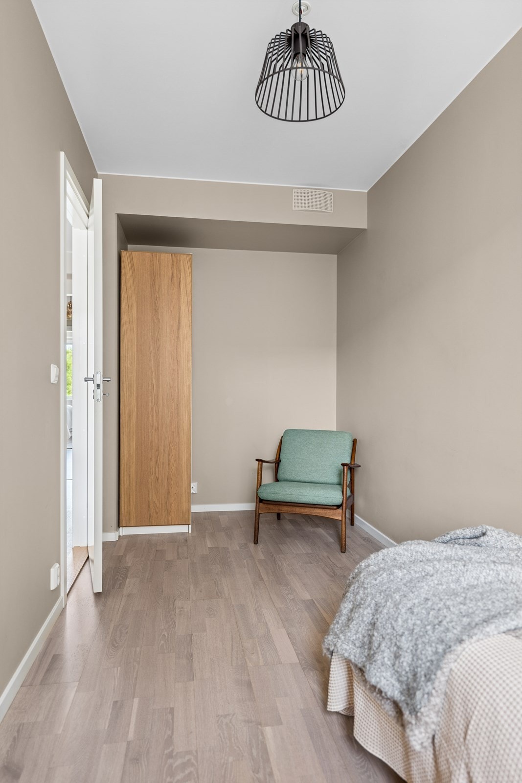 Stort og lyst gjesterom med gode møbleringsmuligheter. Galleribilde