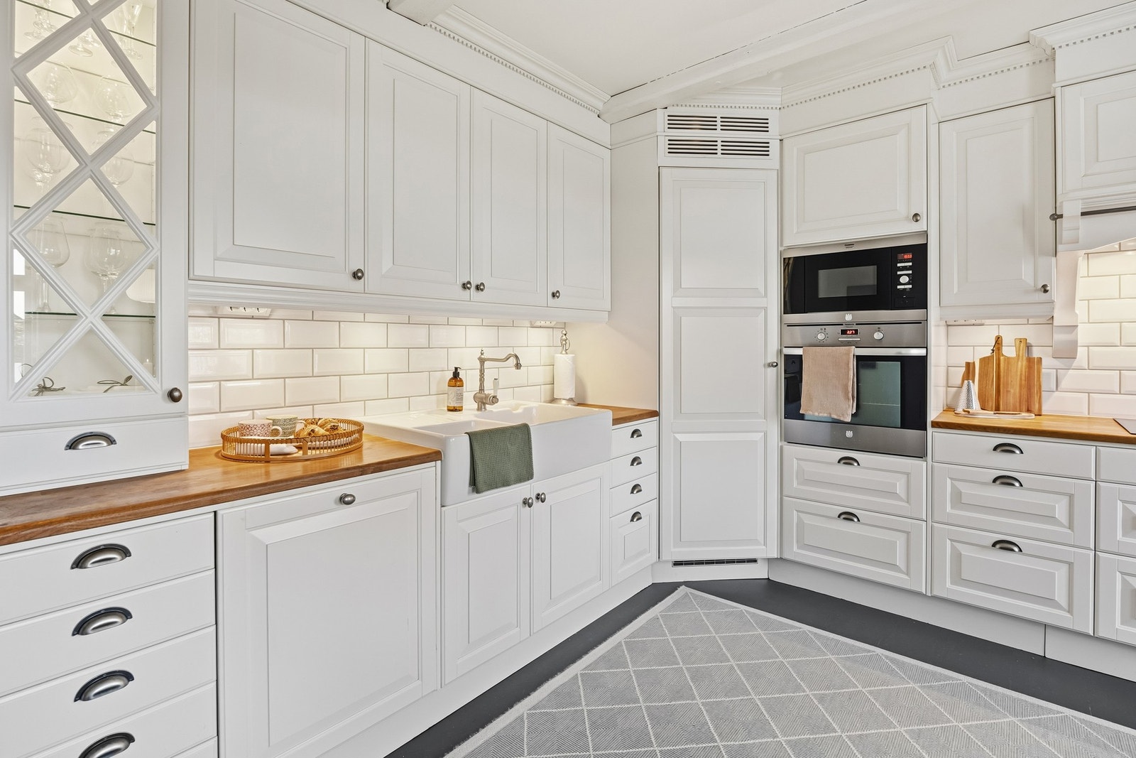 Kjøkkeninnredningen byr på rikelig med skapplass, heltre benkeplate med nedfelt oppvaskkum og ettgreps armatur, samt fliser og belysning mellom over- og underskap. Galleribilde