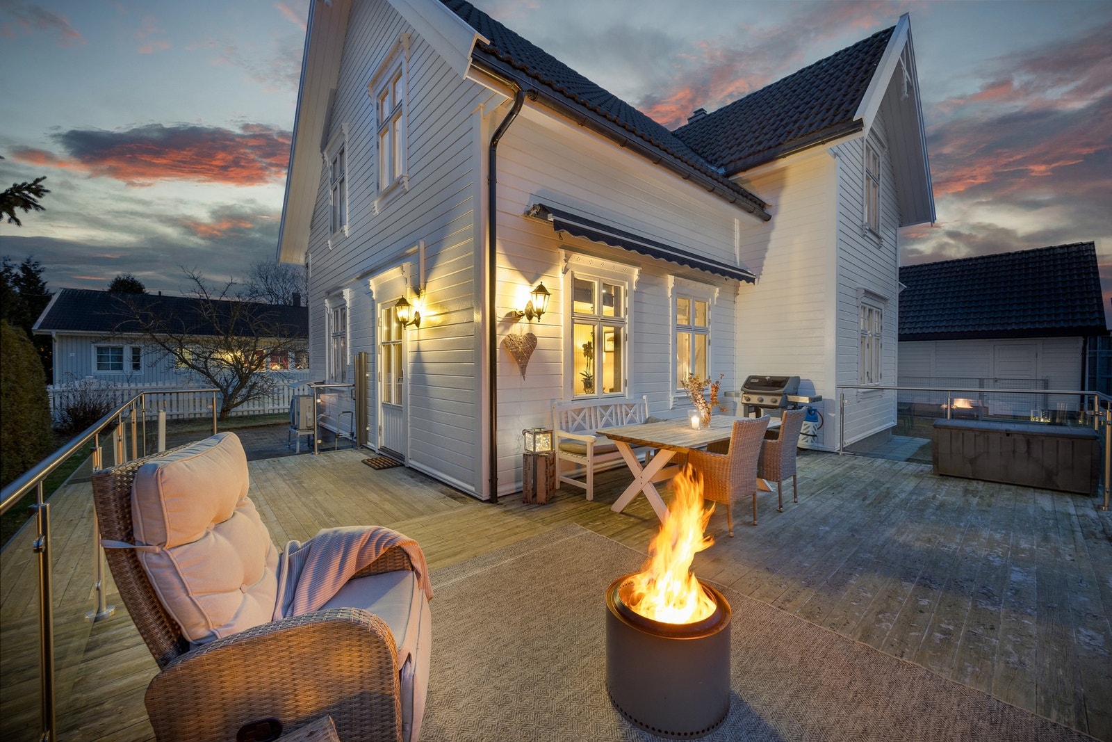 Dagligvarehandelen kan enkelt gjøres via Kiwi Gystad (900 m), Extra Algarheimsveien (1,1 km) og Rema 1000 Gystadparken (1,2 km). Galleribilde