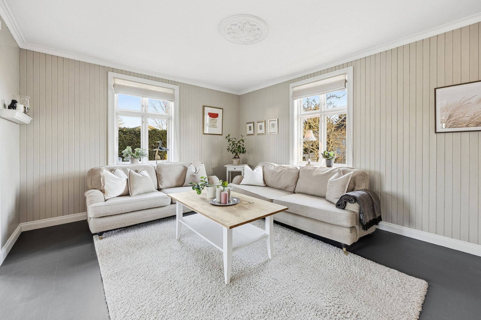 Boligen har totalt 3 stuer i 1. etasje - to dagligstuer og en spisestue. Den åpne stuen fremstår som svært innbydende med delikate, moderne fargevalg og en gjennomført stil. Galleribilde