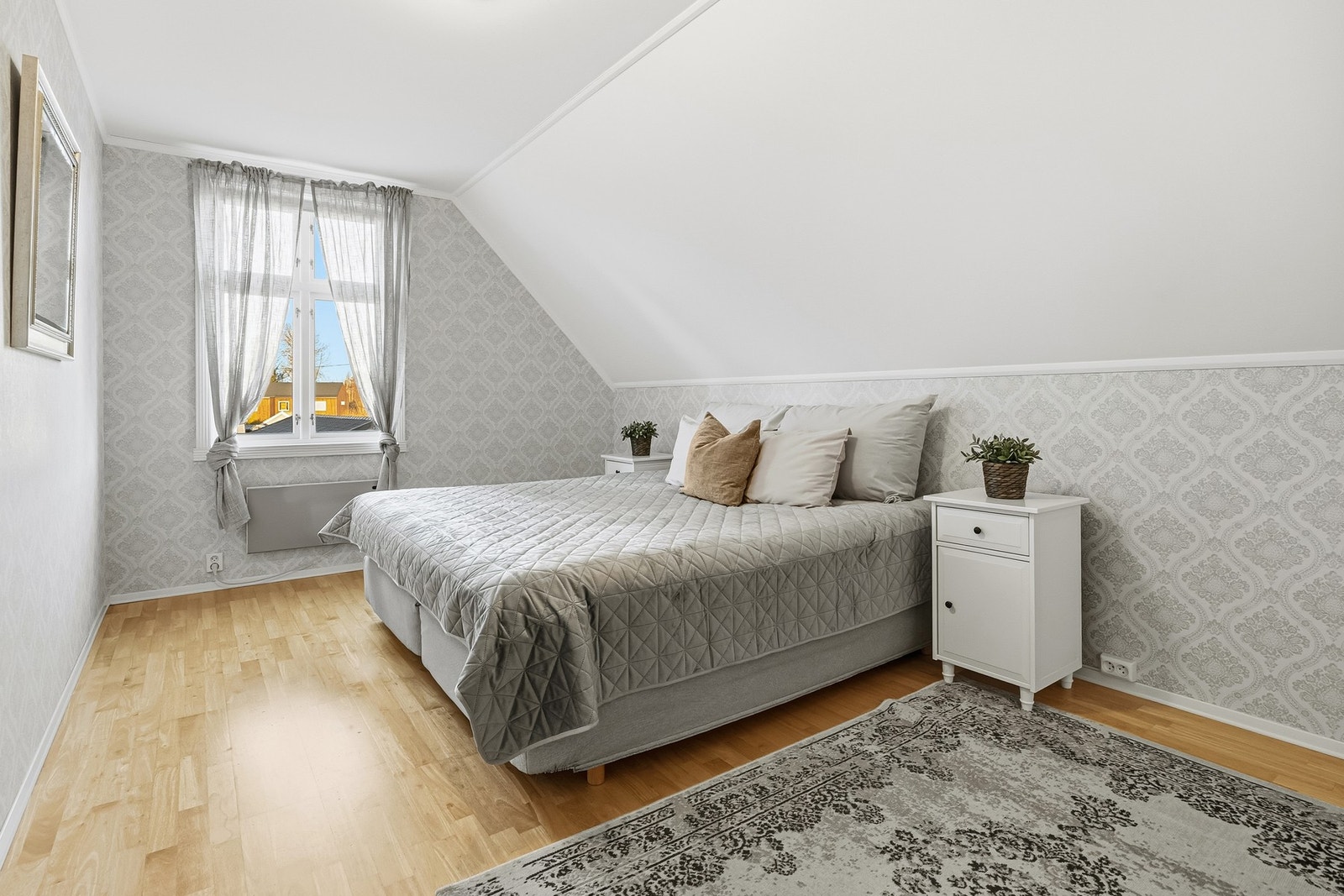 Boligen har totalt fire romslige og innbydende soverom, alle plassert i boligens 2. etasje. Galleribilde