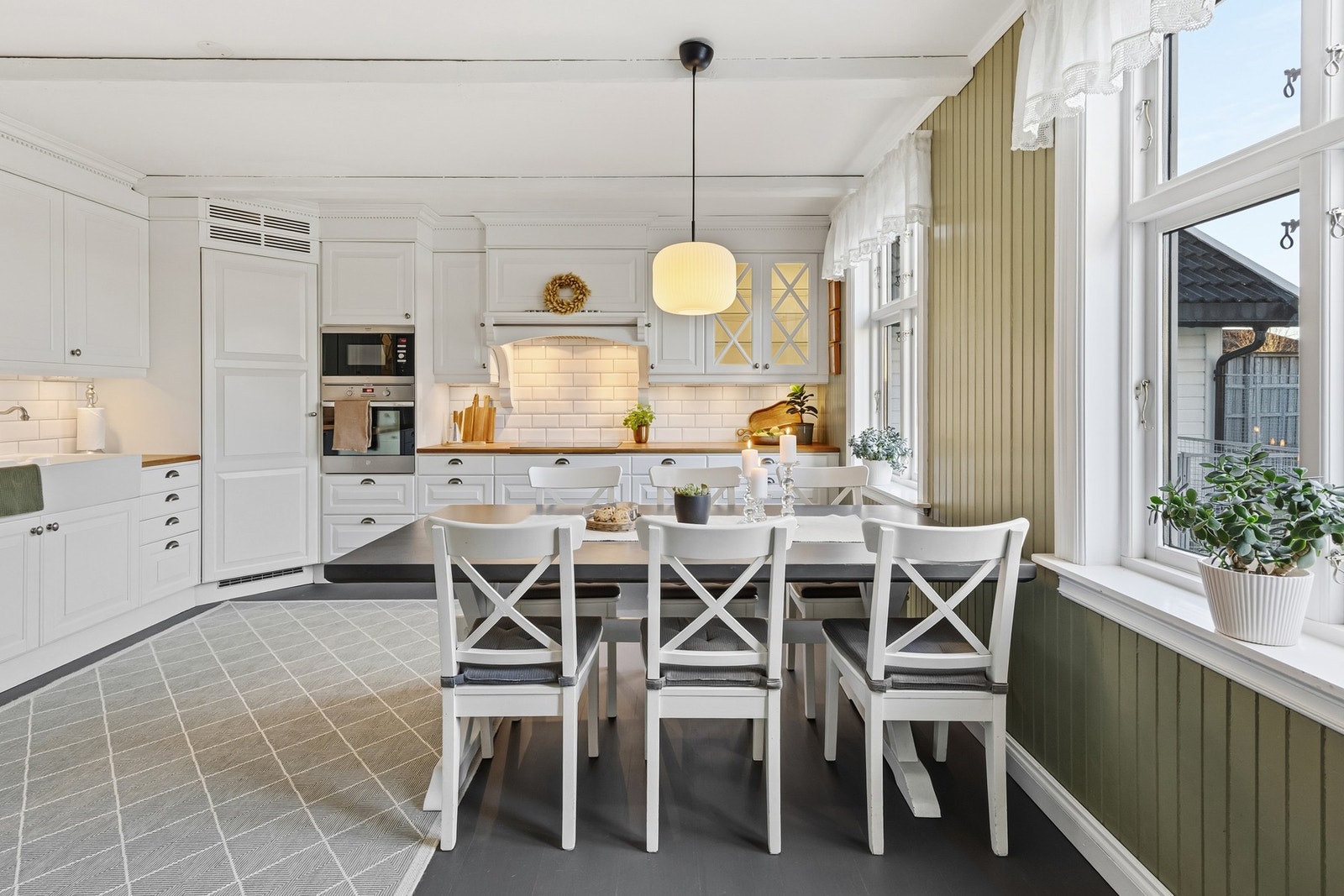 Klassisk og tidløst kjøkken fra Ballingslov med hvite profilerte fronter og enkelte overskap med glassfronter. Galleribilde