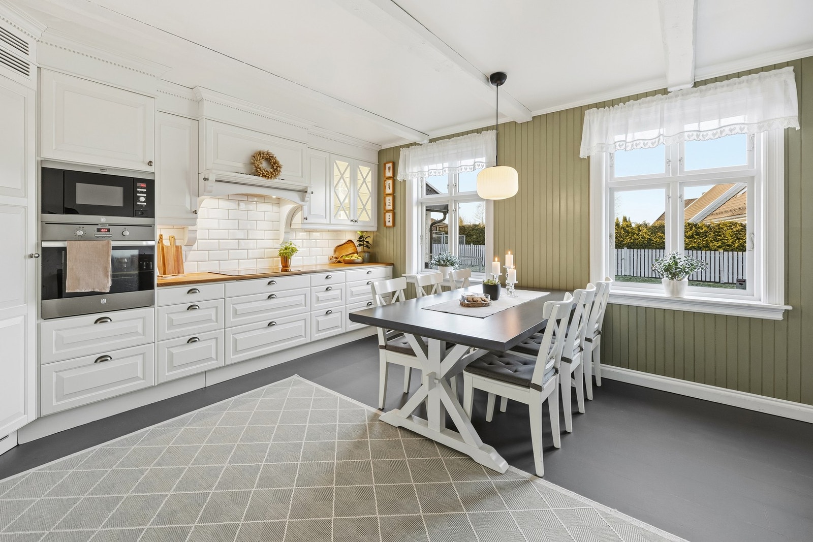 Av integrerte hvitevarer medfølger stekeovn, mikrobølgeovn, platetopp, oppvaskmaskin og kjølehjørne. Galleribilde