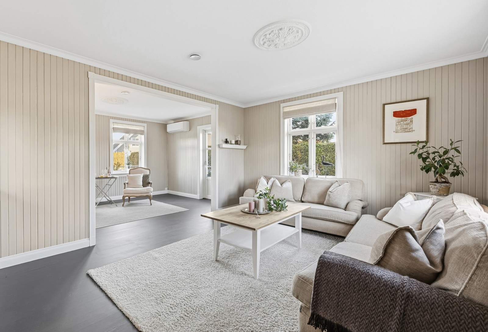 Store vindusflater i flere himmelretninger slipper inn rikelig med dagslys, og skaper en lys og luftig romfølelse. Galleribilde