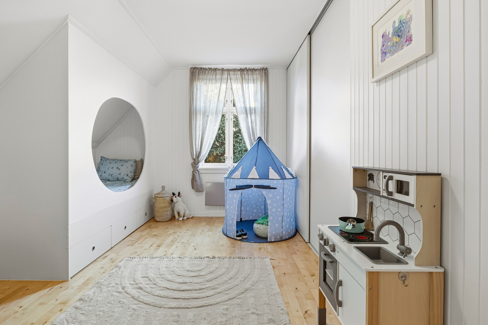 Det er god plass til dobbeltseng med tilhørende nattbord på hver side, samt garderobe etter ønske og behov. Galleribilde