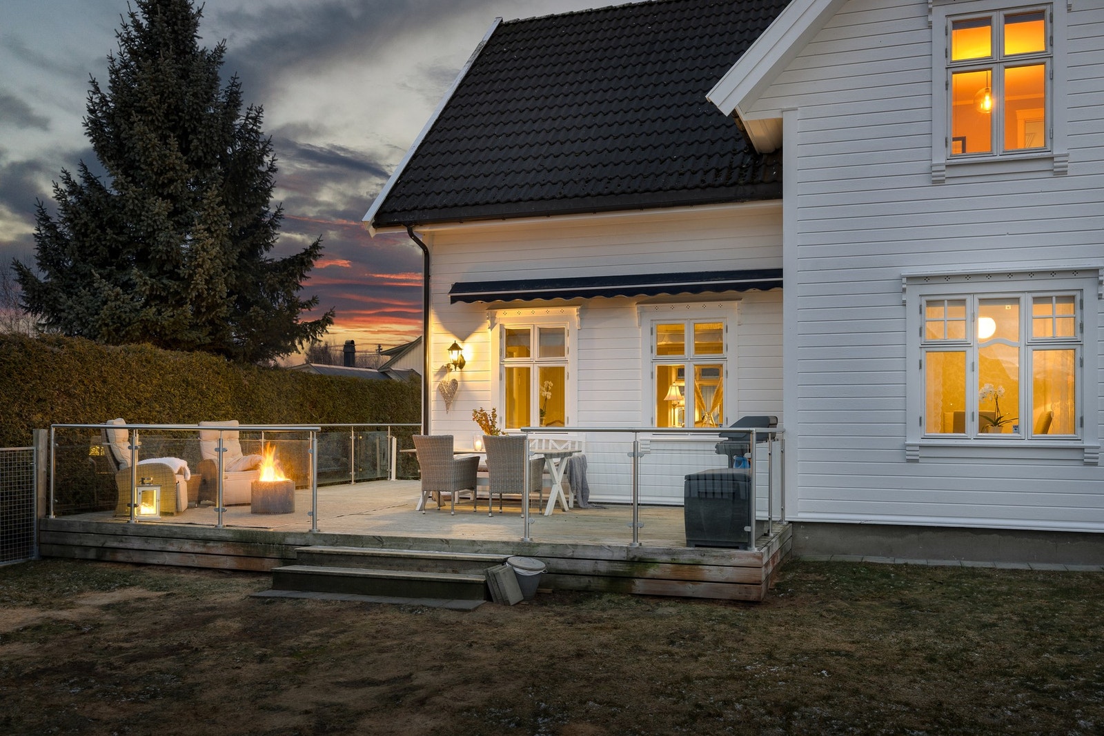 Boligen har en sentral beliggenhet ca. 1,5 km øst for Jessheim sentrum med direkte gangvei inn til sentrum. Området består hovedsakelig av villa- og småhusbebyggelse, og er et attraktivt området for mennesker i alle aldre. Det er kort avstand til marka me Galleribilde