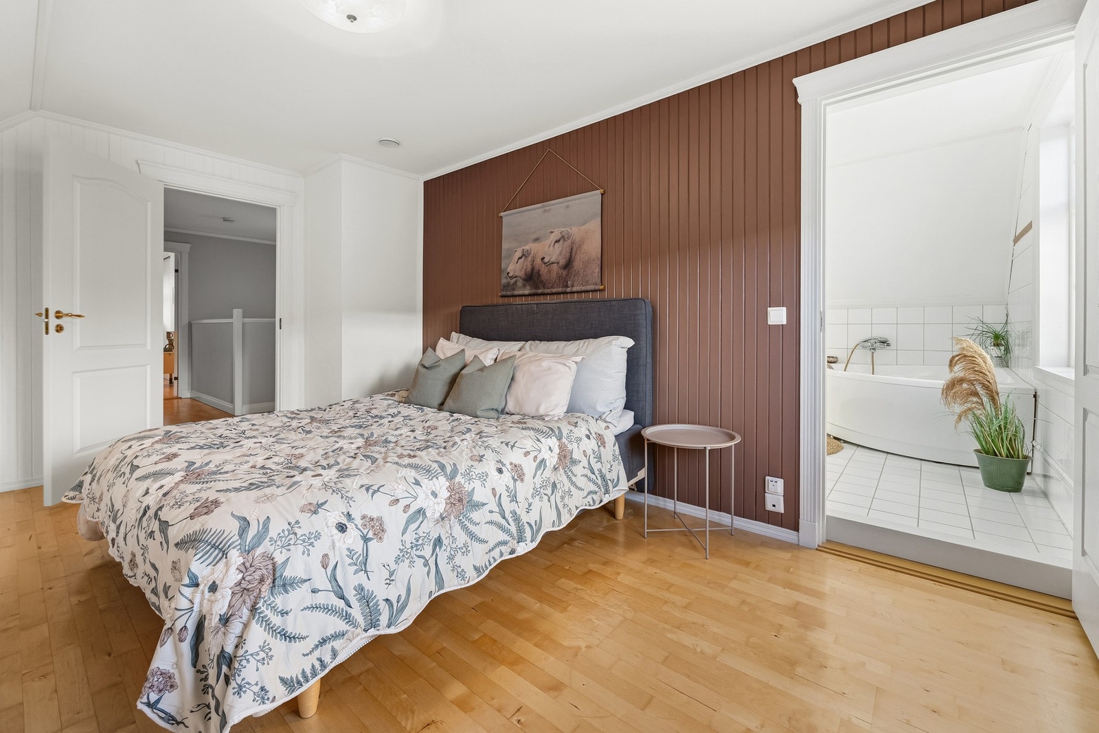 Soverom 3 har direkte adkomst til badet, en løsning som gir ekstra komfort og flyt i hverdagen. Galleribilde