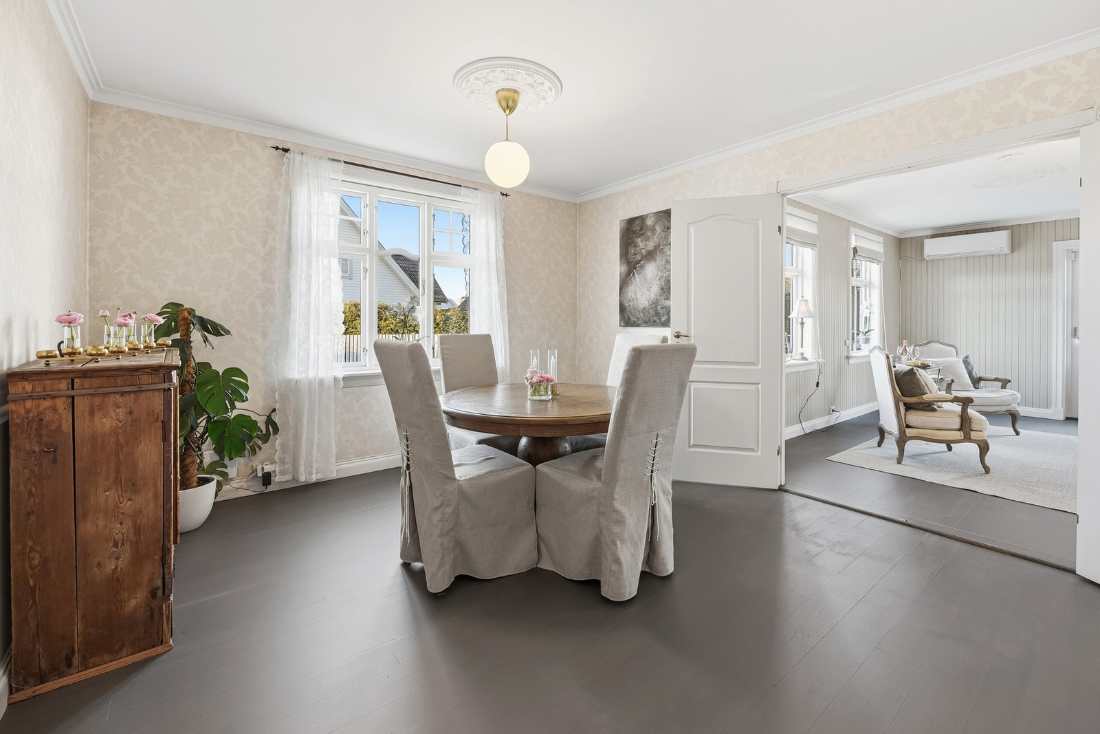 Spisestuen fremstår som et elegant og stemningsfullt rom med flotte detaljer. Galleribilde