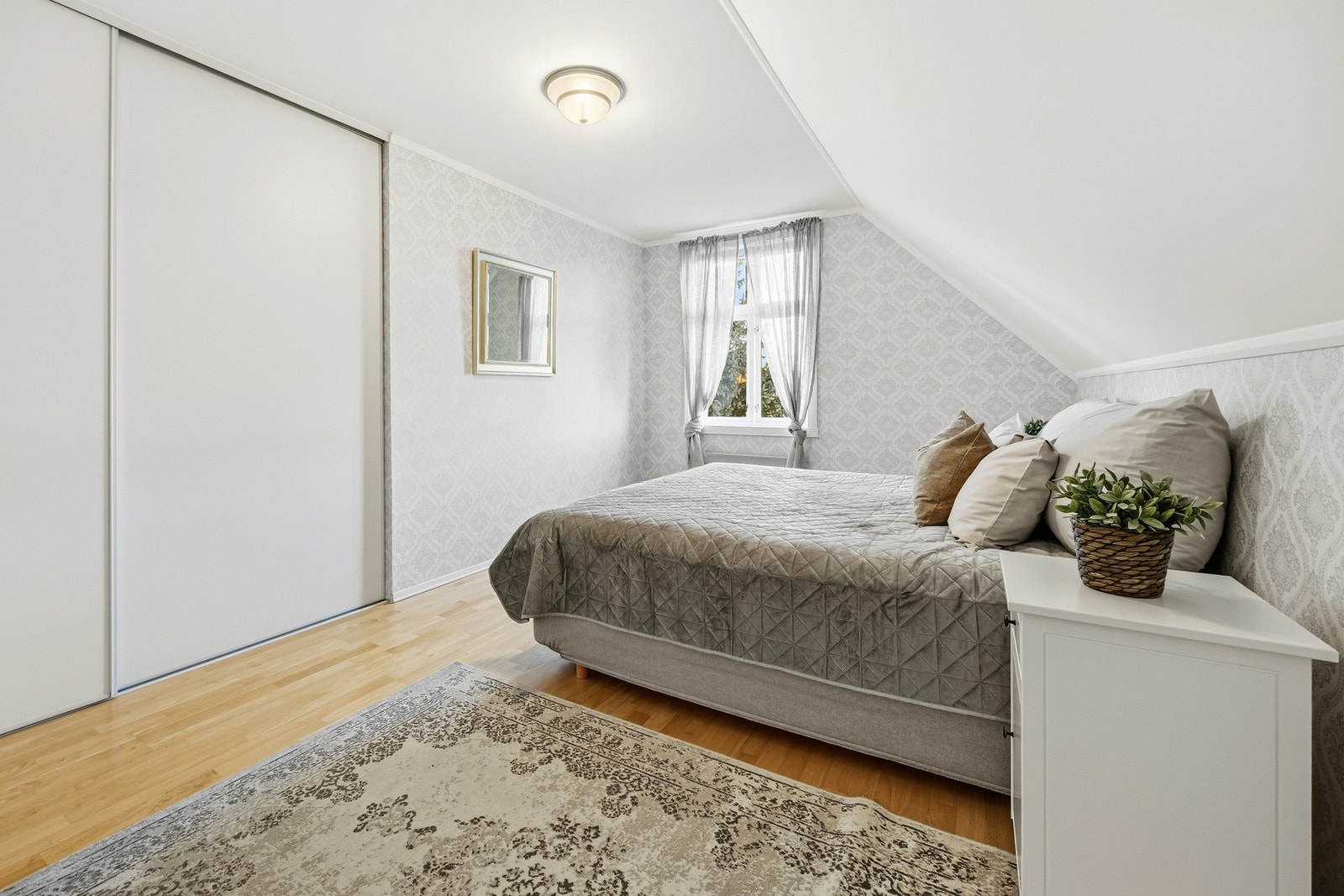 Rommene har parkett på gulv og malte veggflater. Galleribilde