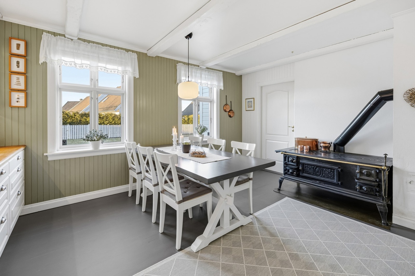 Det er god plass til spisegruppe, og kjøkkenet fungerer som et naturlig samlingspunkt for familien. En hyggelig vedovn bidrar til lun stemning. Galleribilde