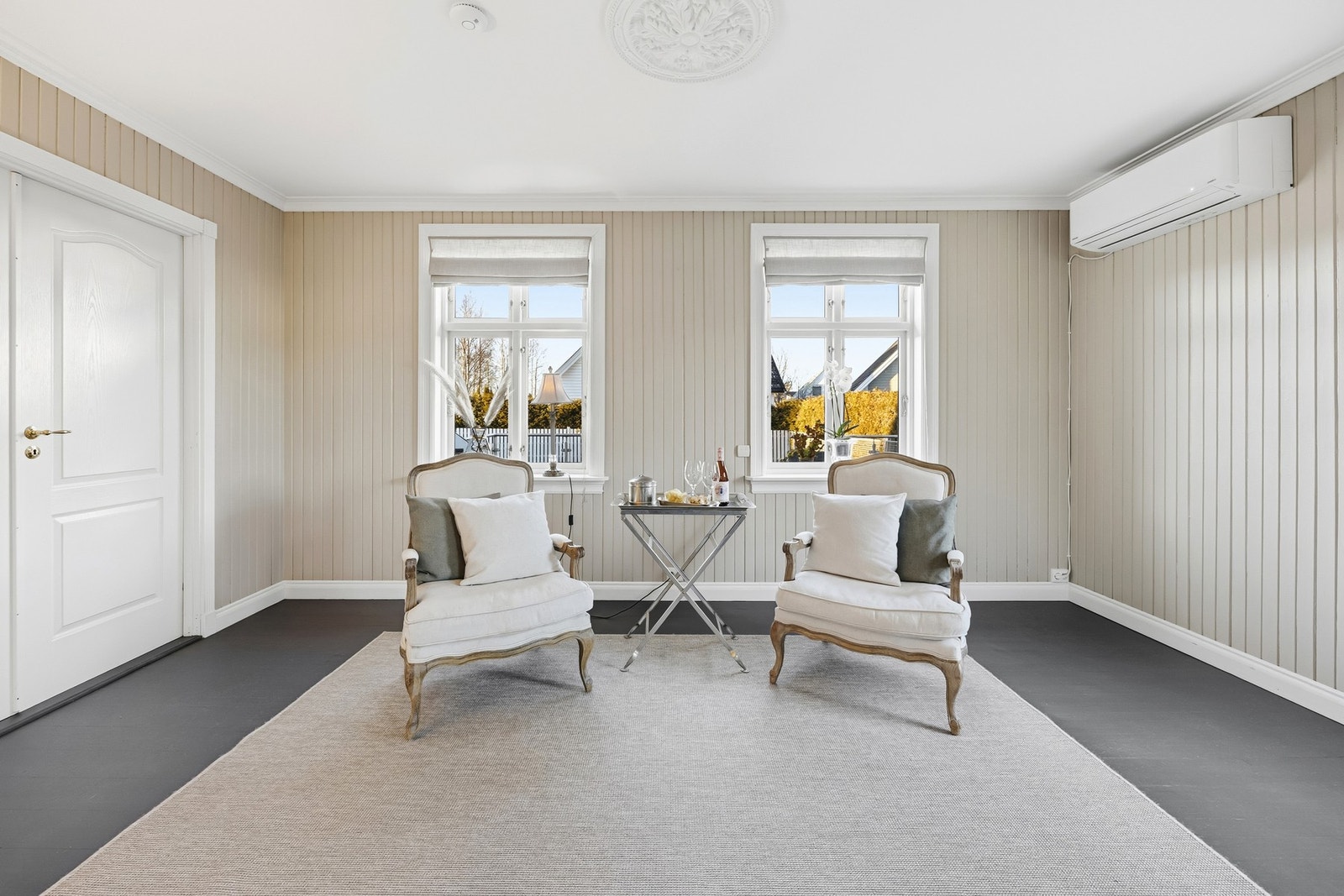 Rommet er romslig og fleksibelt innredet, med god plass til både sofagruppe og øvrig møblement. Galleribilde