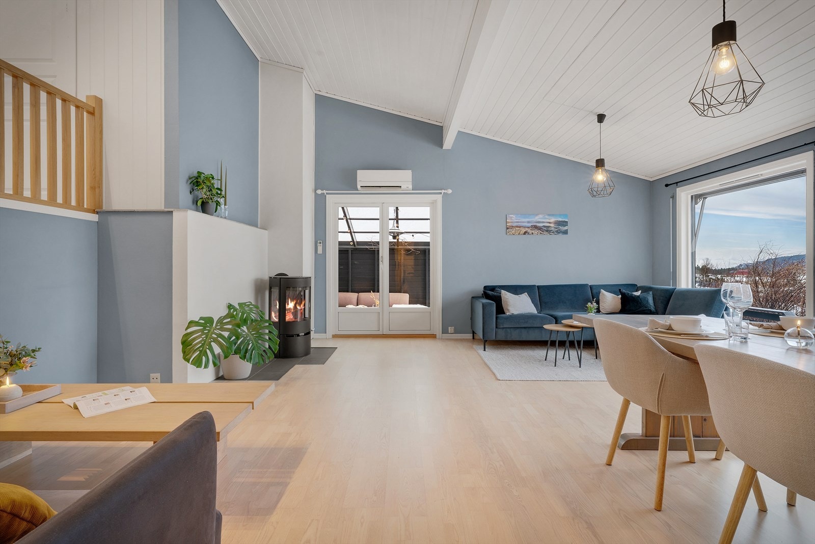 Vi tar turen inn i stuen. Galleribilde