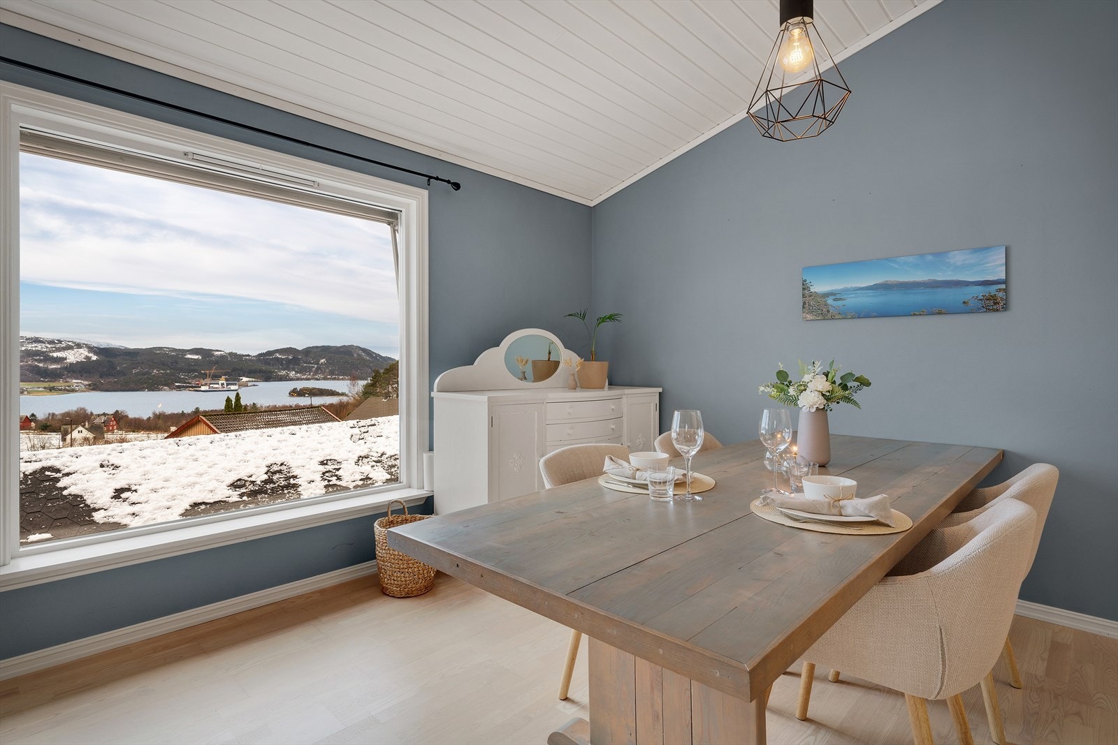 God plass til stort spisebord. Galleribilde