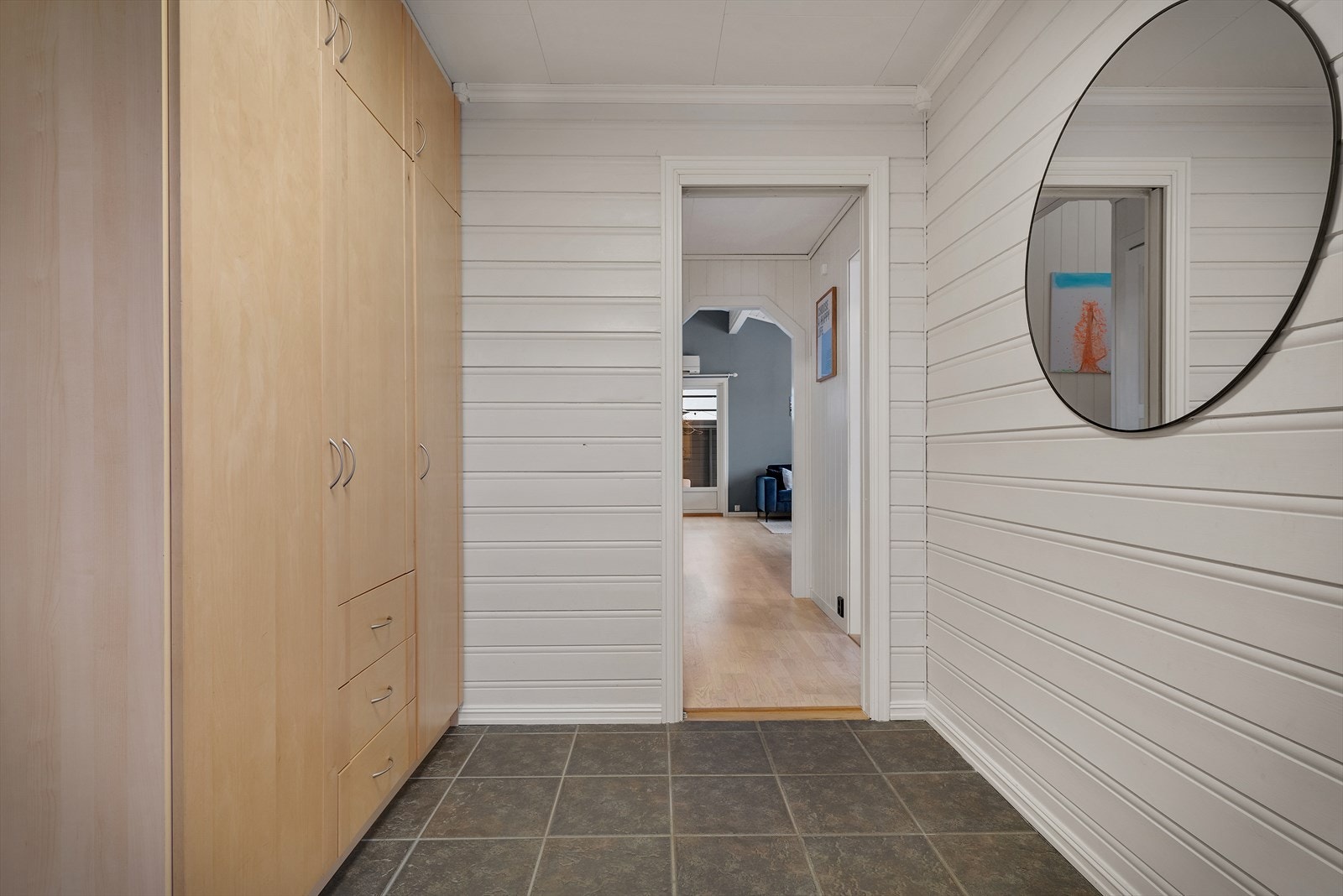 Velkommen inn - Lys og romslig entré innredet med romslig garderobeskap med god plass til oppbevaring av yttertøy. Galleribilde