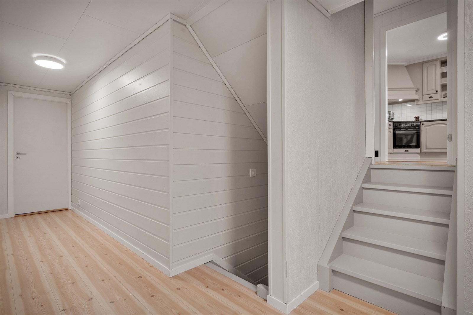 Videre er det to boder på hhv. 17,8 m² og 6,4 m² i underetasjen. Galleribilde