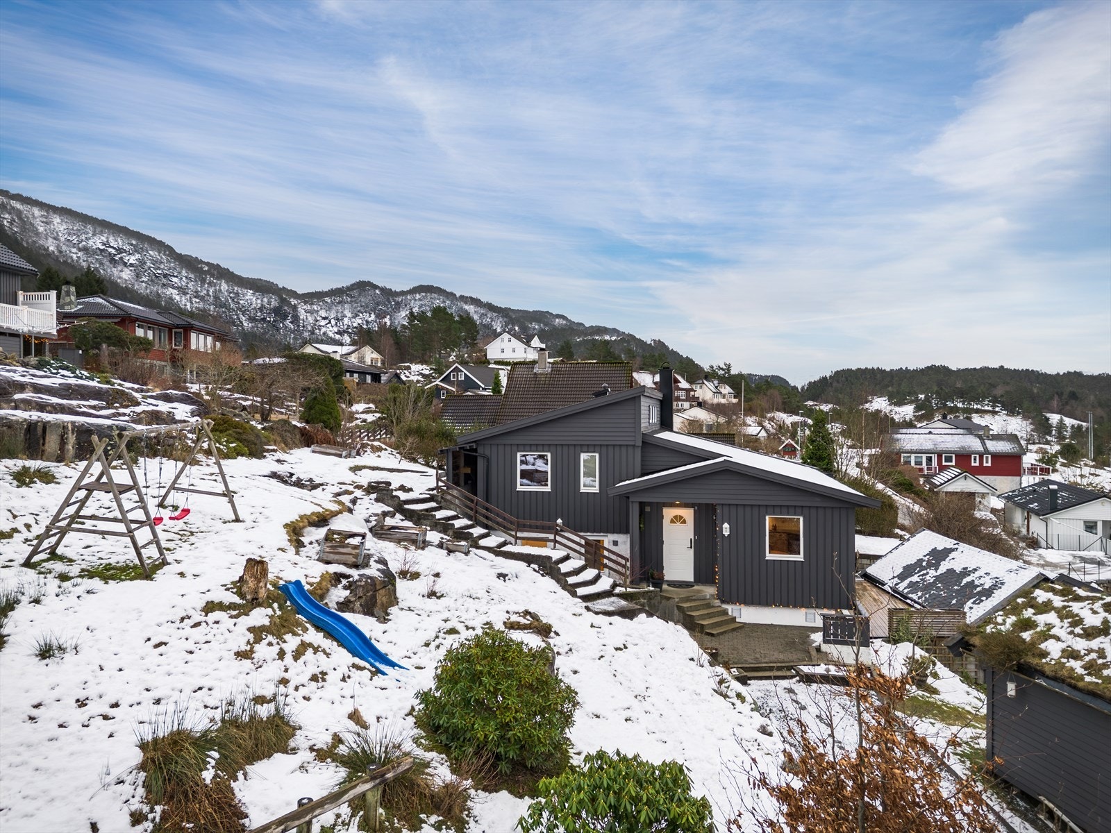 I tillegg til terrassen er det en stor og flott hage med fantastiske solforhold som strekker seg rundt huset. Galleribilde