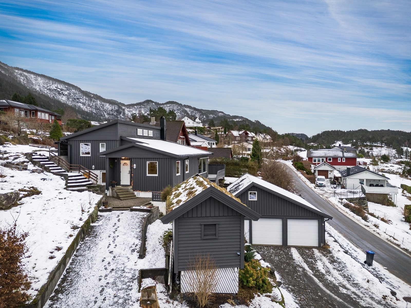 Dette er en beliggenhet som kombinerer ro, utsikt og gode solforhold med nærhet til både natur, sjø og nødvendige hverdagsfasiliteter. Galleribilde