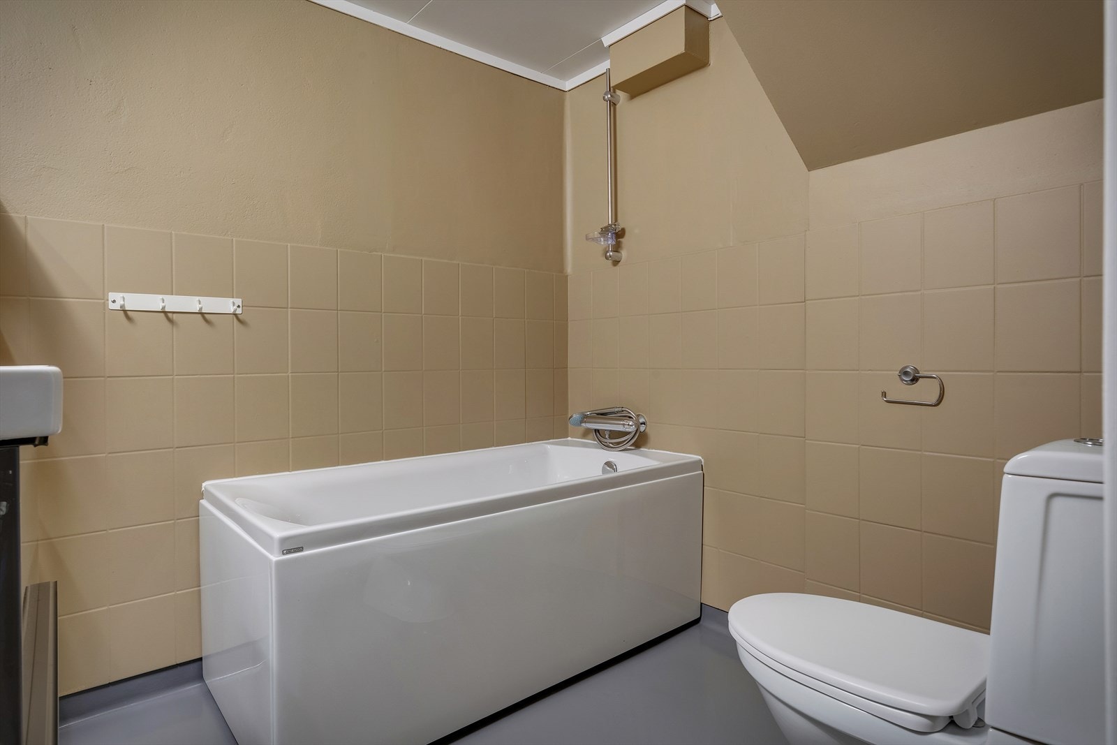 Badet har elektrisk avtrekksvifte og varmekabler i gulvet. Galleribilde