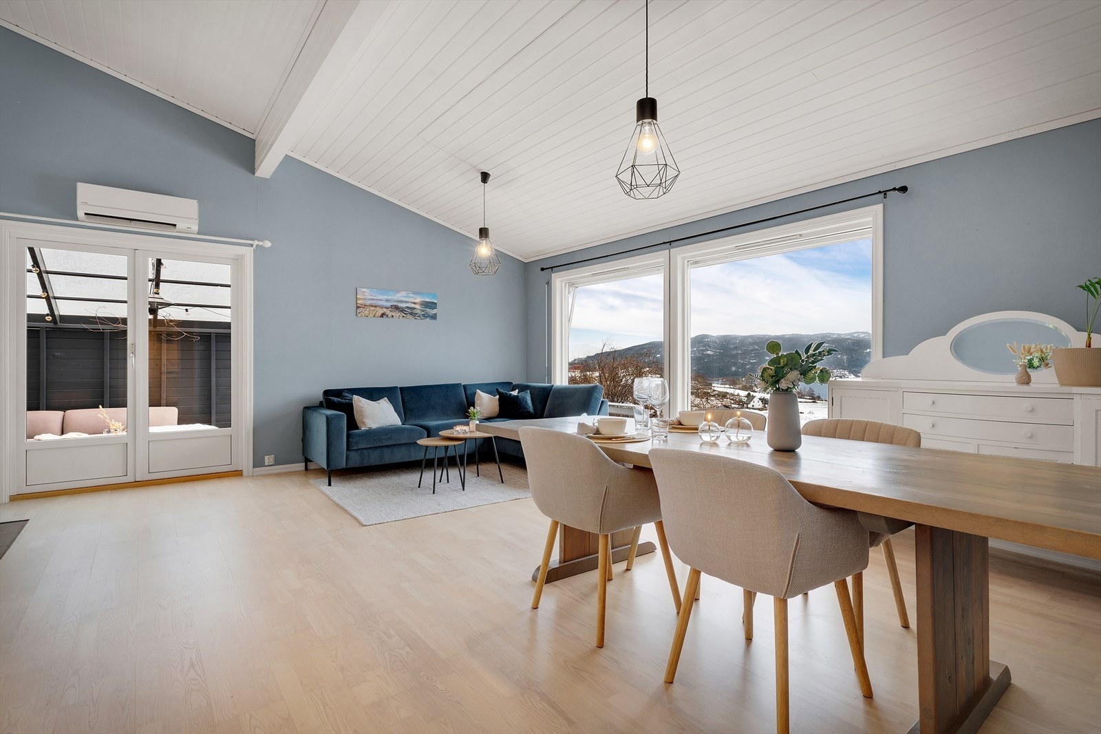 Den gode takhøyden og de store vindusflatene gir en fantastisk romfølelse. Galleribilde